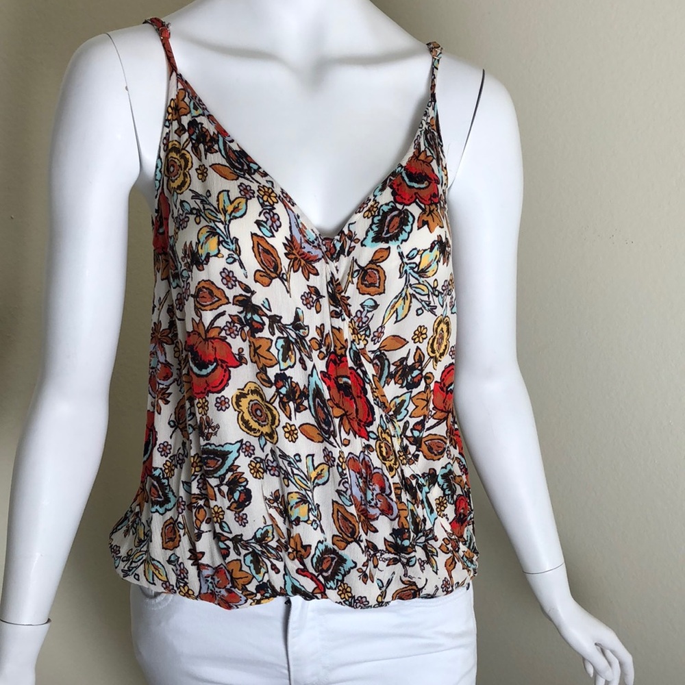 En creme floral spaghetti straps tank top